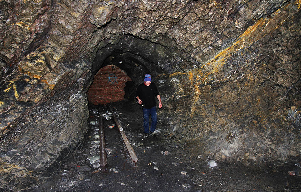 V prostorných chodbách zůstaly koleje skoro všude. Na stěnách je vidět ukloněné vrstvy usazených hornin. 