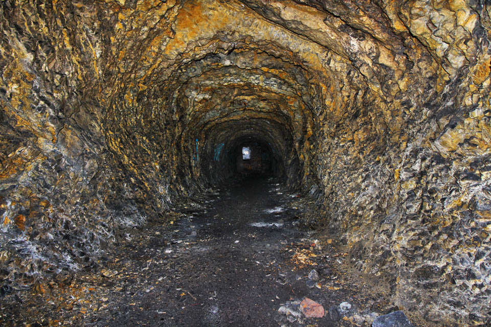 Ze zařízení nezbylo v podzemní továrně vůbec nic. Je tu relativně čisto a klid.