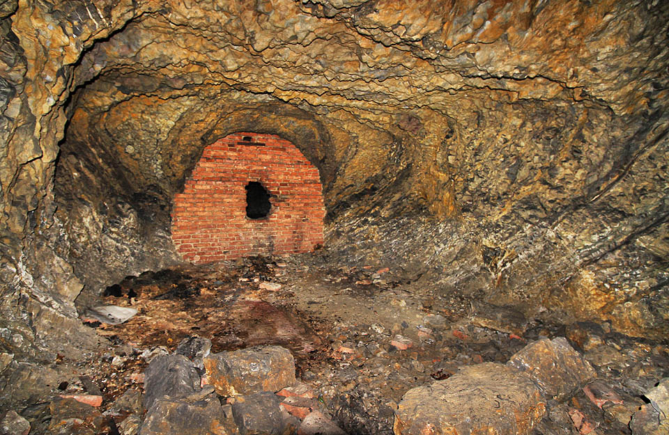 Některé oblasti podzemního labyrintu jsou, zdánlivě chaoticky, odděleny cihlovými příčkami.
