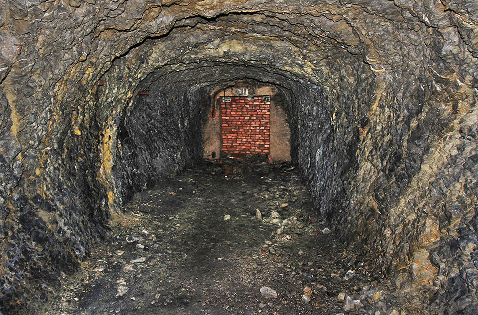 Milovníkům konspirace jistě polahodí zazděné vstupy, nebo spíš výstupy z podzemí.