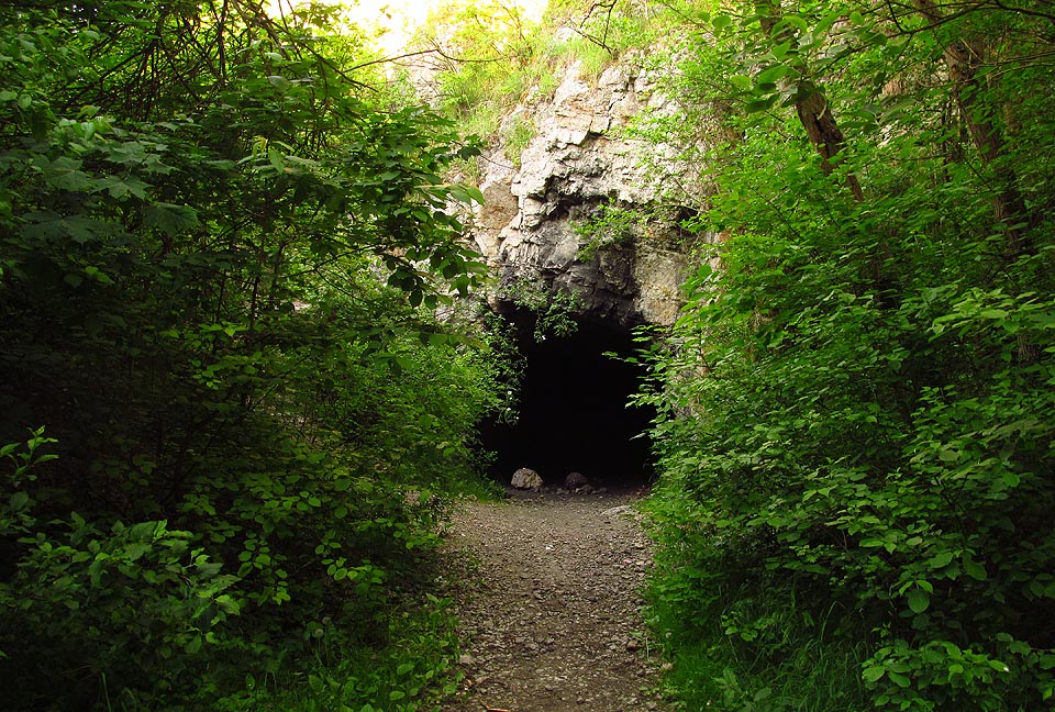 Vstup do systému štol podzemní továrny vyražené ve Stránské skále.
