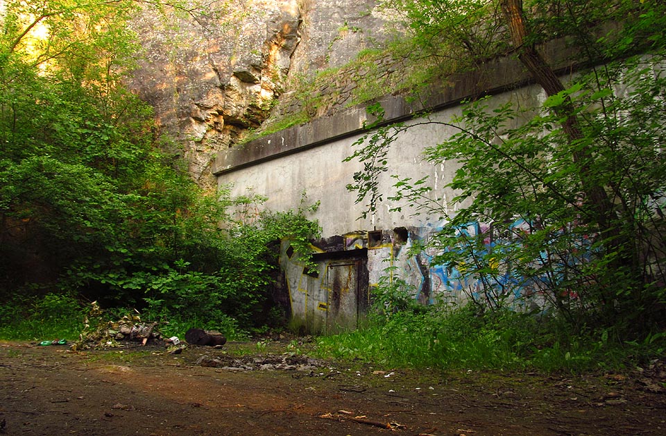 V 50. a 60. letech 20. století vybudovaný kryt civilní ochrany má vlastní zabezpečený vstup. V roce 2014 byl stále připraven k použití.