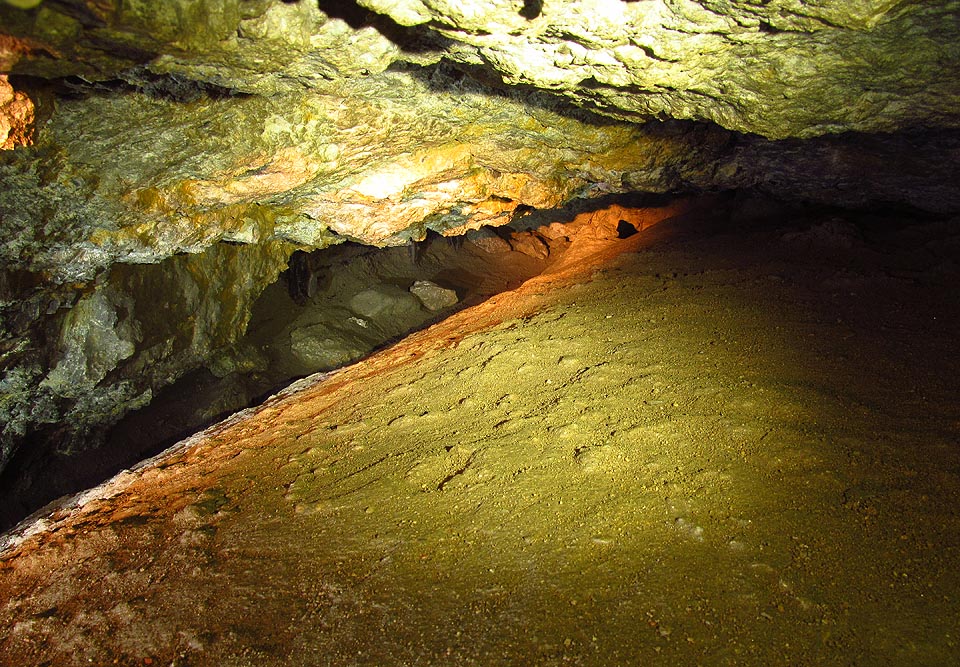 Prostory jsou tu stísněné a plné drolivé skály a nepříjemného písku, který se lepí úplně na všechno.