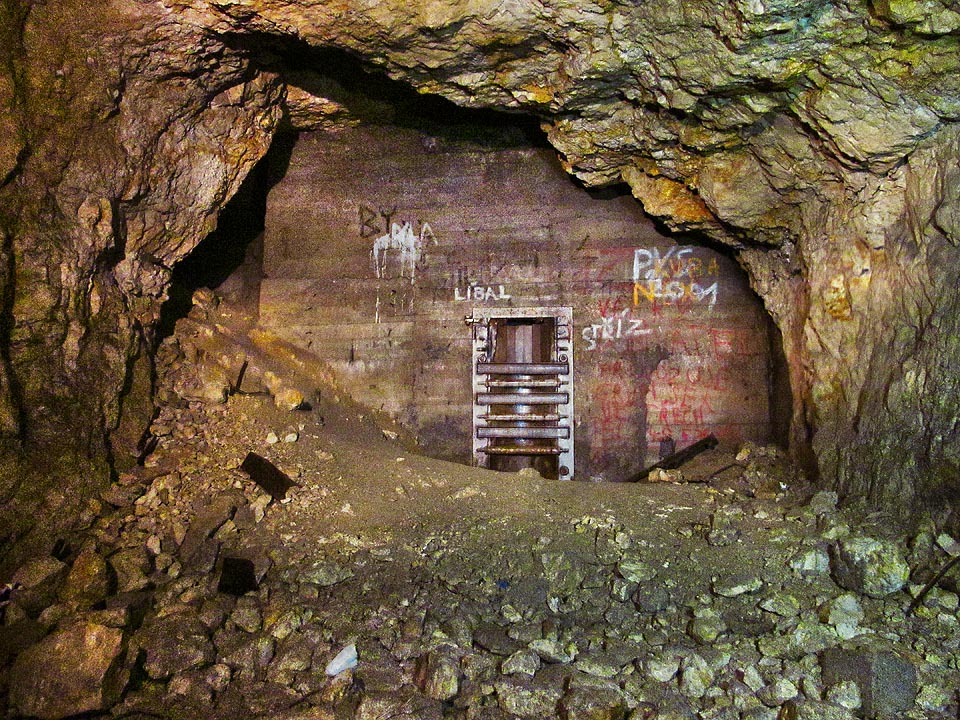 Odměnou je odvážným pohled na zadní vstup do krytu, důkladně zavařený mohutnými ocelovými protitlakovými dveřmi.