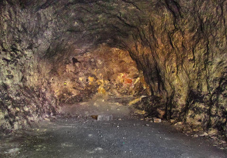 V nejzazší části podzemní továrny na Stránské skále tak mohou šťastlivci spatřit kresby moderních jeskynních lidí.