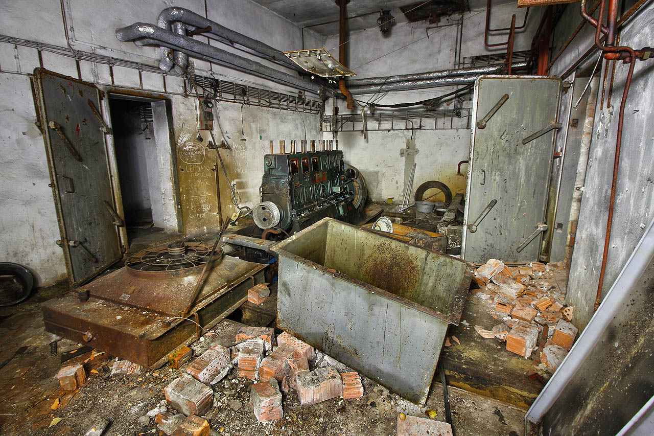 Srdcem podzemního areálu u Rebešovic je šestiválcový dieselagregát Škoda, který byl do podzemí spuštěn rozebraným stropem.