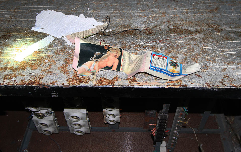 Co by to bylo za vojenský objekt bez odvážných nahotinek? Také v Rebešovicích lze narazit na typické porno z 90. let 20. století.