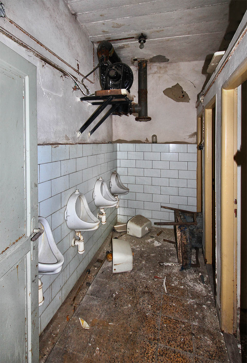 Vzduchotechnika je ve zodolněných podzemních budovách nutností. Na záchodech to platí dvojnásob.