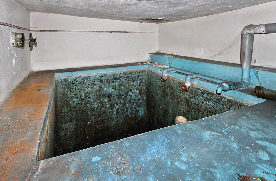 Vodojem o objemu několika kubíků by pravděpodobně stačil zásobovat velitelství po několik dnů.