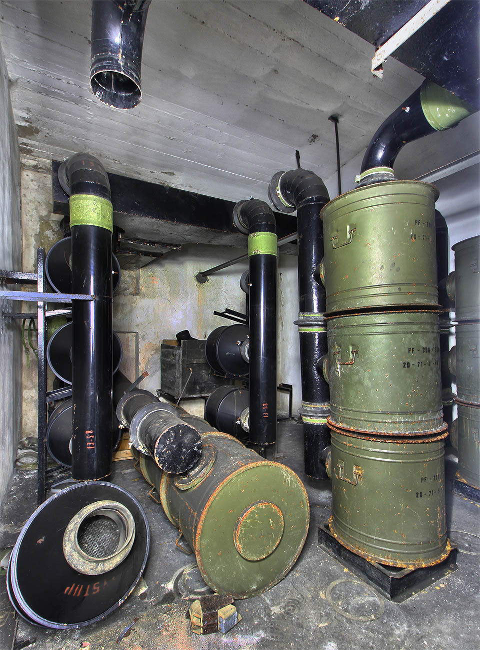 Pro zvýšení účinnosti filtrace se kolony filtrů s různou jemností a účinkem (PF-100, PF-200, PF-300) řadily za sebe.