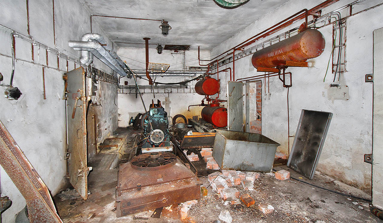 Strojovna agregátu se nachází zhruba uprostěd podzemního komplexu a po nájezdech vandalů je v poněkud neutěšeném stavu.