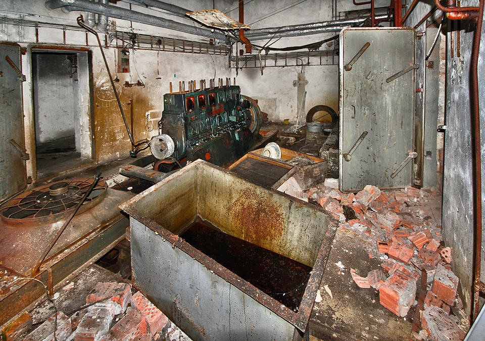 Respekt budí mohutná olejová vana, ve které je několik desítek litrů temné kapaliny.