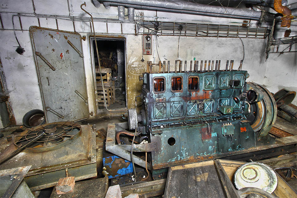 To je on - rozebraný šestiválec ze Škodovky, který jako by z oka vypadl svému <a href=index.php?stranka=tema.php&podnik=&cisloclanku=&tema=Podzem%C3%AD%20pod%20Moravskou%20typografi%C3%AD#Temata/Podzemi_pod_moravskou_typografii/podzemi_pod_moravskou_typografii_18.jpg>většímu sourozenci z Moravské typografie</a> v Brně.