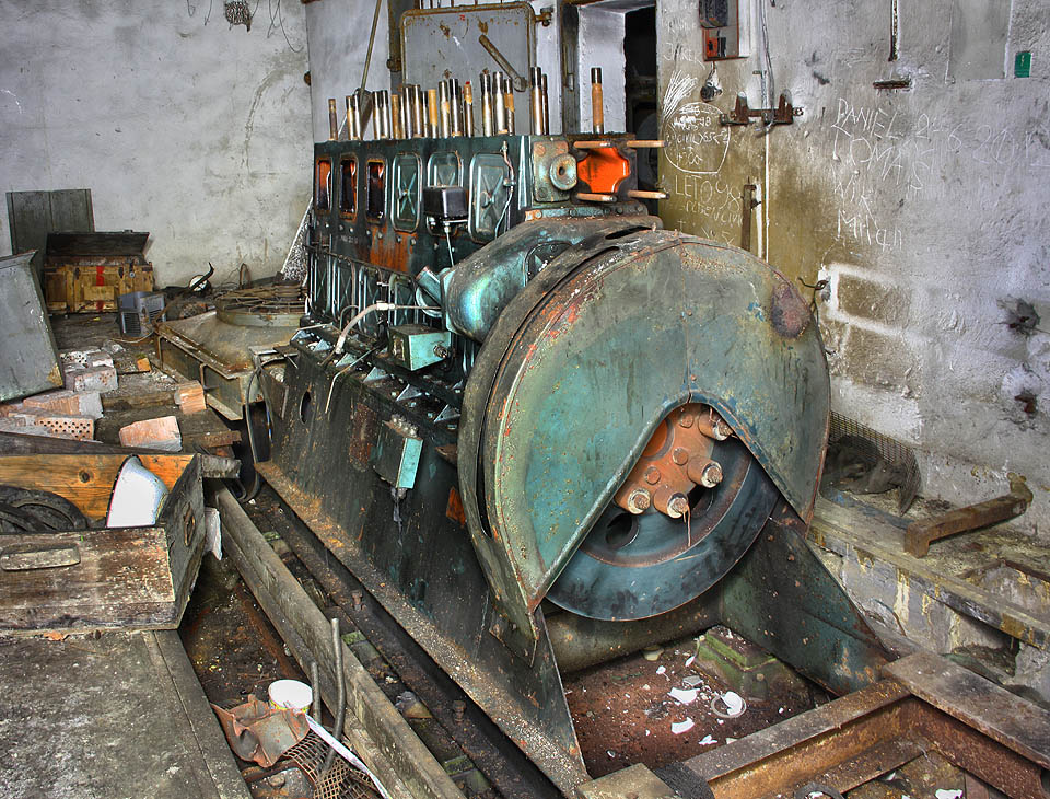 Tentýž krasavec ze strany od setrvačníku. Odvod spaliny byl zajištěn šachtou přímo na povrch - dnes jí táhne dovnitř chlad.