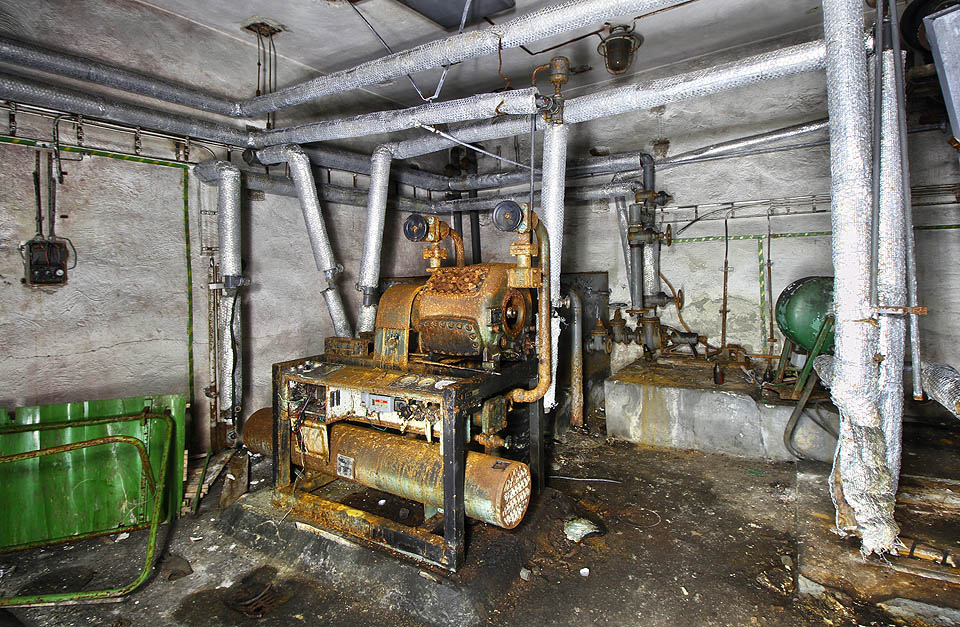 Chladící agregát s dvojicí tykadel zakončených regulačními kohouty vypadá ve tmě jako přízračný tvor na pomezí robota a obřího hmyzu.