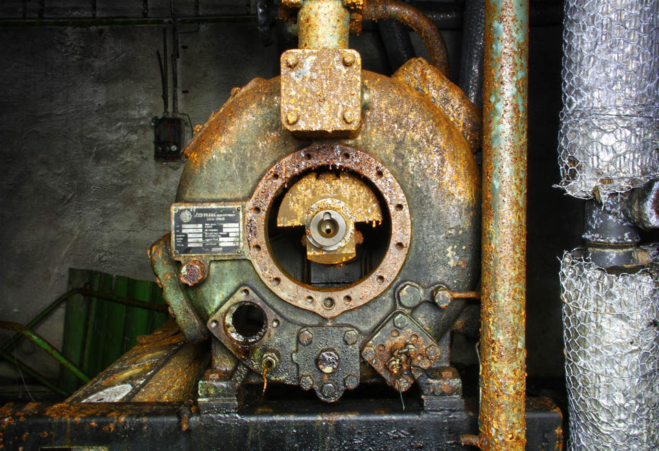 Pan inženýr, který nás podzemím provází, vysvětluje, jak funguje chlazení při stlačování plniva (amoniaku?) rotujícím palcem v kompresoru.