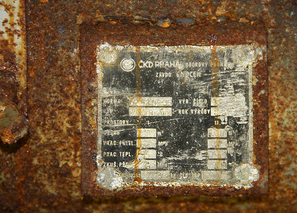 Na tlakové nádrži na chladivo je výrobní štítek spíše nečitelný.