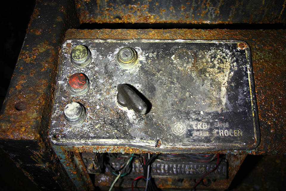 Chlazení nelze spustit - chybí nám klíček od spínací skříňky.