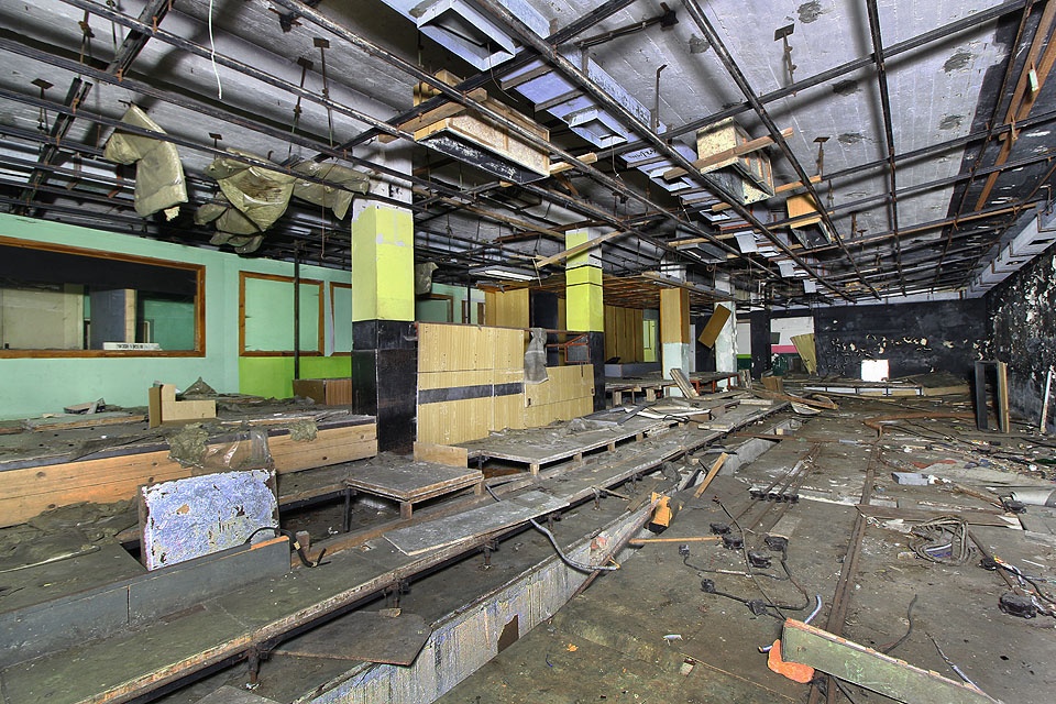 Trošku záhadou jsou nám přepestré barvy stěn, sloupů i obložení v sále bojového velení. V případě války v 2. polovině 20. století by životy statisíců lidí závisely na správné funkci osádky této jediné místnosti.