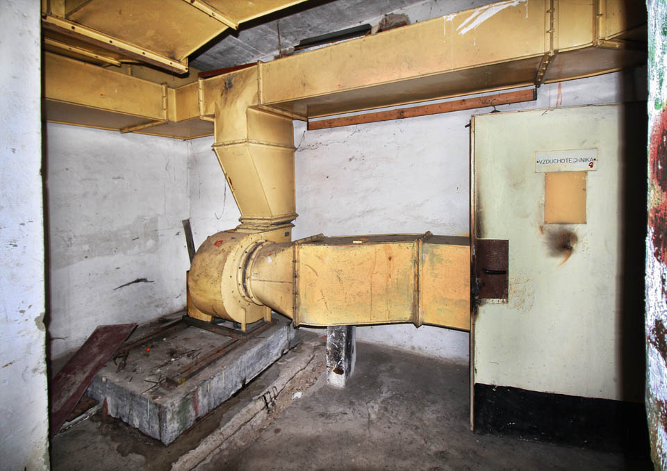 Strojovna vzduchotechniky již bez hnacích motorů ventilátorů.