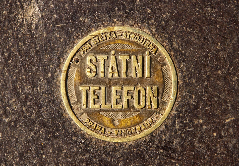 Poklop státní telefon na Mlýnské