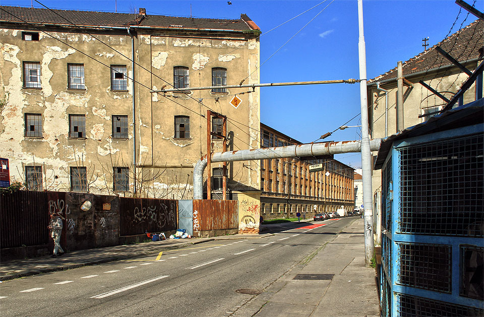 Mlýnská ulice v Brně patří k nejromantičtějším koutům. V blízkosti opuštěného areálu textilky <a href=/Tema/Vln%C4%9Bna>Vlněny</a>, nad <a href=/Tema/Tunel%20Pon%C3%A1vky%20za%20Rumi%C5%A1t%C4%9Bm>Svitavským náhonem</a> proplétajícím se mezi oprýskanými domy a pod utajenou trolejbusovou tratí si nenápadného poklopu s mosaznou vložkou všimne jen málokdo. 