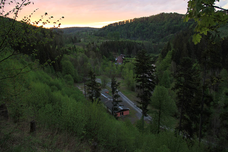 Do oblasti Pollakovy štoly přicházíme při západu slunce. Spíme na kopci provrtaném chodbami v očekávání nového dne.