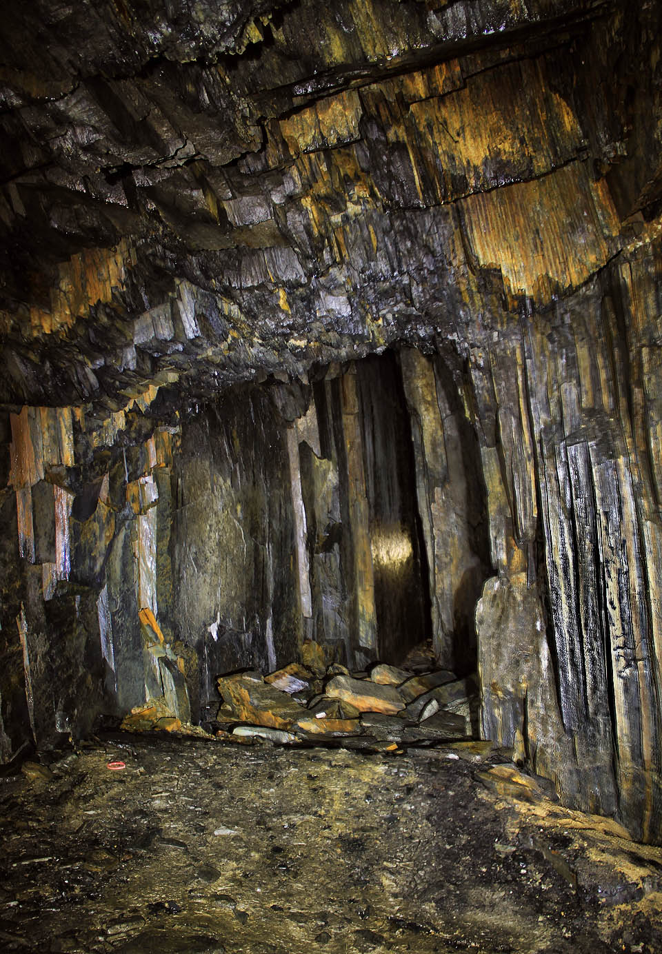 Některé chodby připomínají spíše úzké pukliny mezi svislými deskami břidlice.