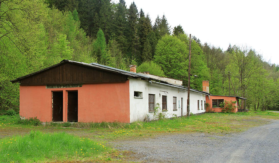 Díky opuštěným barákům při ústí štoly není těžké najít nejzachovalejší vstup do labyrintu podzemních lomů.
