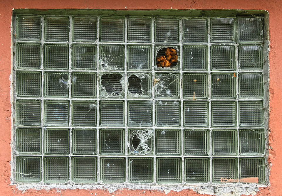 Prádzné a od roku 2010 opuštěné baráky nabízí útočiště každému, kdo je potřebuje.