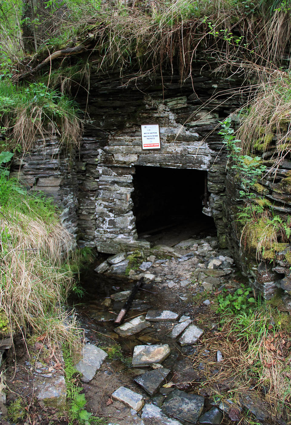 Samotný vstup do štoly je snadno nalezitelný. Dle očekávání štolou vane poměrně silný a mrazivý vítr ve směru do údolí.