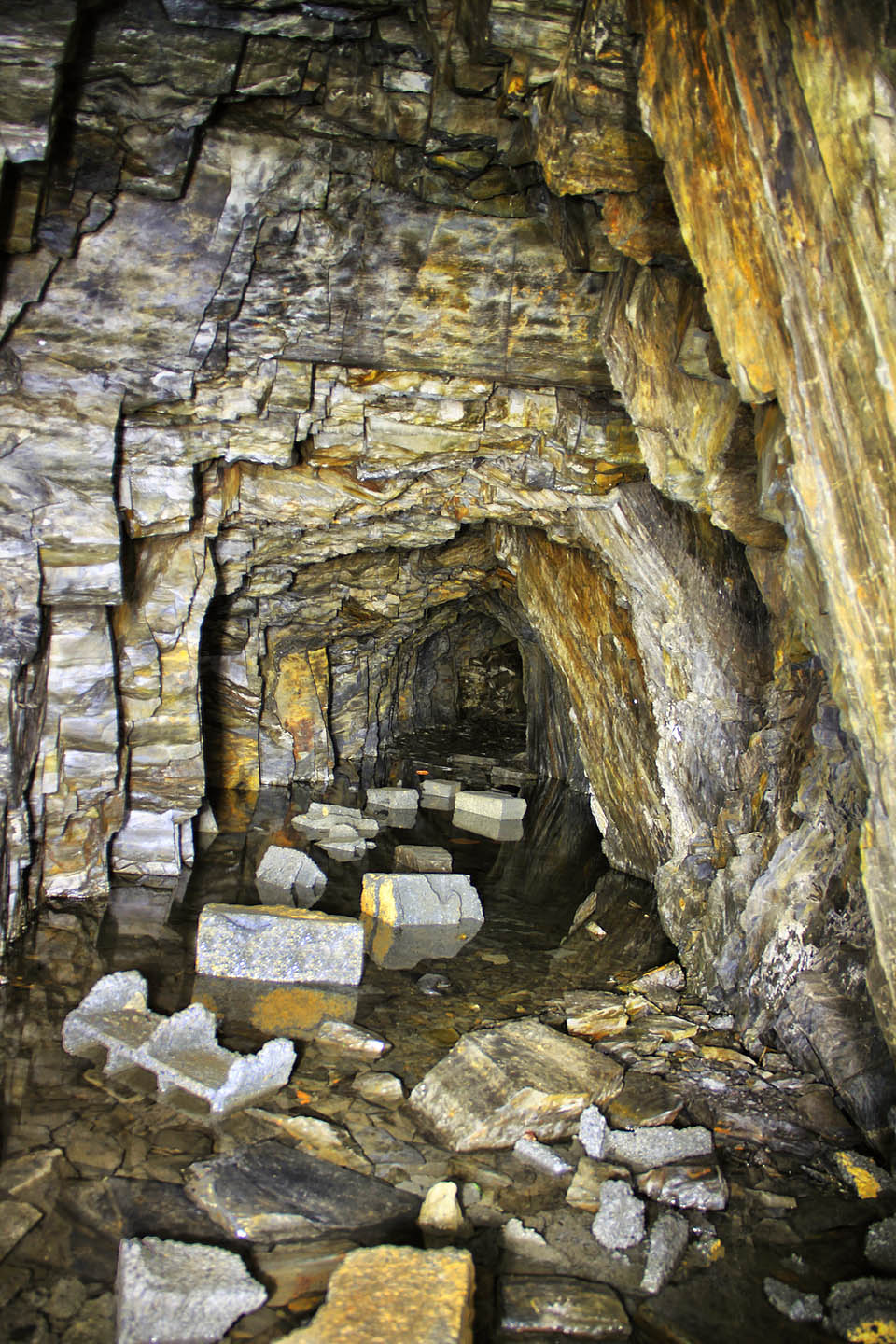 Vstup do štoly vede vodou. S trochou obratnosti lze ale projít až do hlavního dómu suchou nohou.