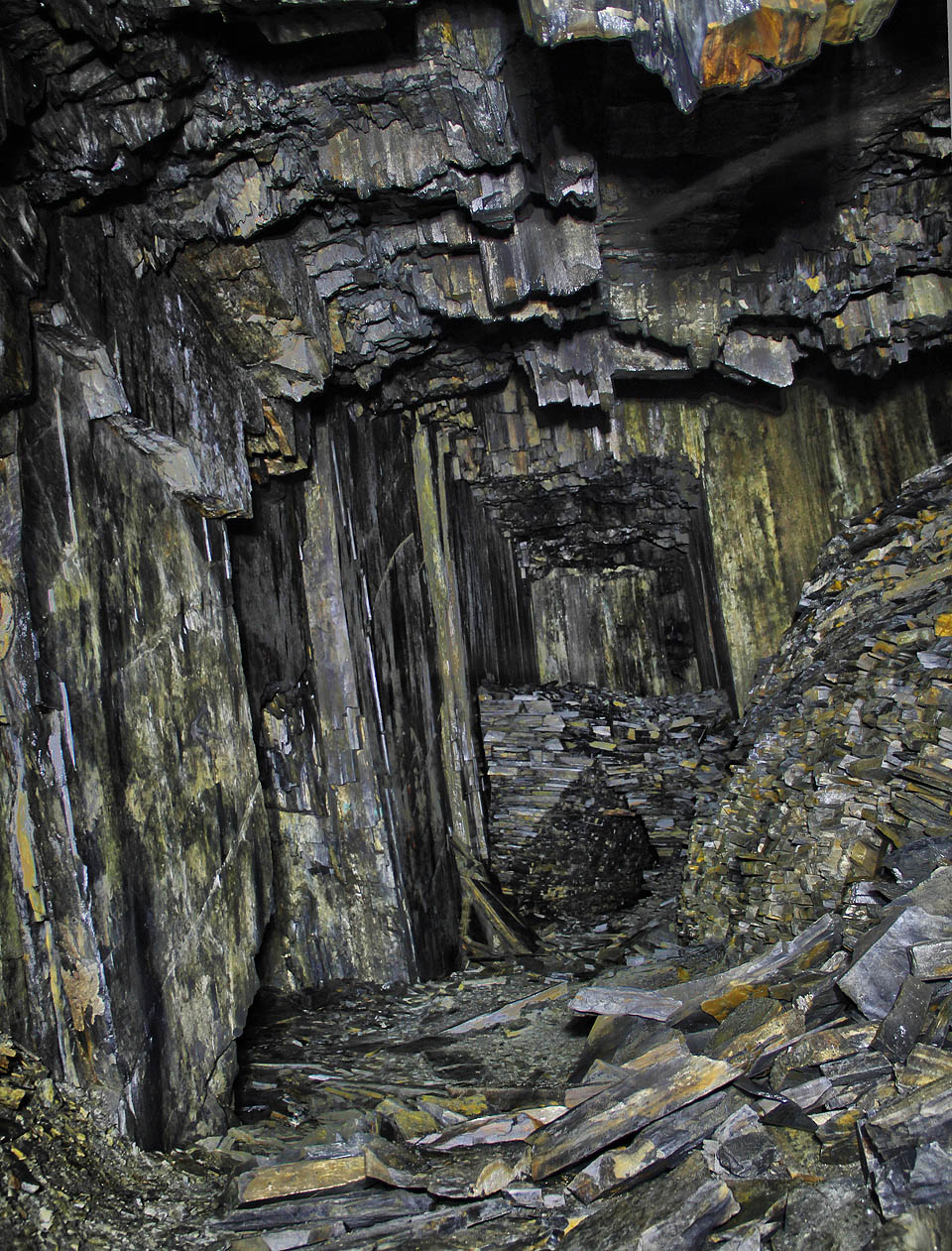 Vstupní dóm/komora Pollakovy štoly, ze kterého se rozbíhají chodby několika směry.