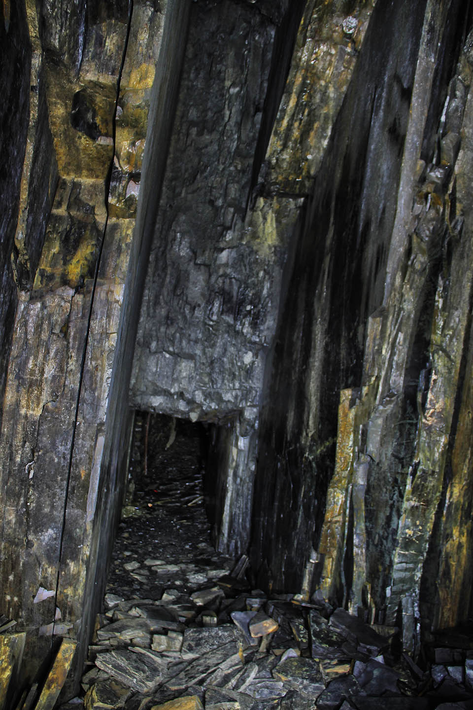 Třímetrové chodby se střídají s komorami o velikosti desítek metrů.