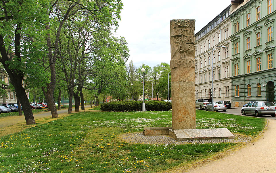 Pomník dělnických manifestací s verši Internacionály ve Vrchlického sadech nedaleko náměstí 28. října v Brně.