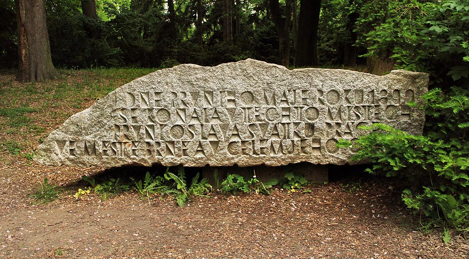 Zajímavější je text na postranních kamenech, informující o první brněnské oslavě svátku práce v roce 1890 právě zde.