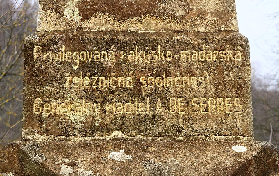 …ze zbývajícíh dvou jsou totožné texty slovensky. Němčina tentokrát chybí, maďarština taky.