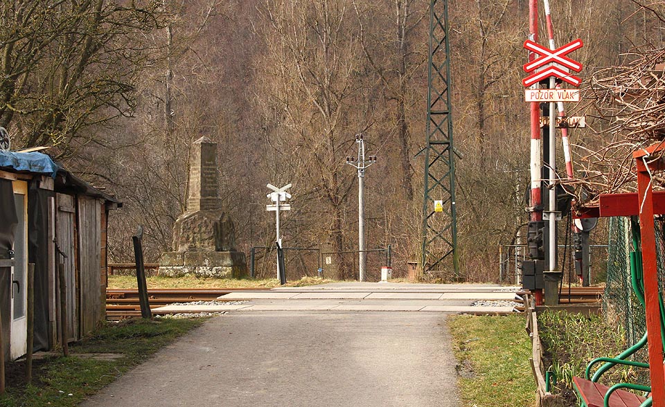 Pomník stojí hned za železničním přejezdem, v těsném sousedství hraničních kamenů.
