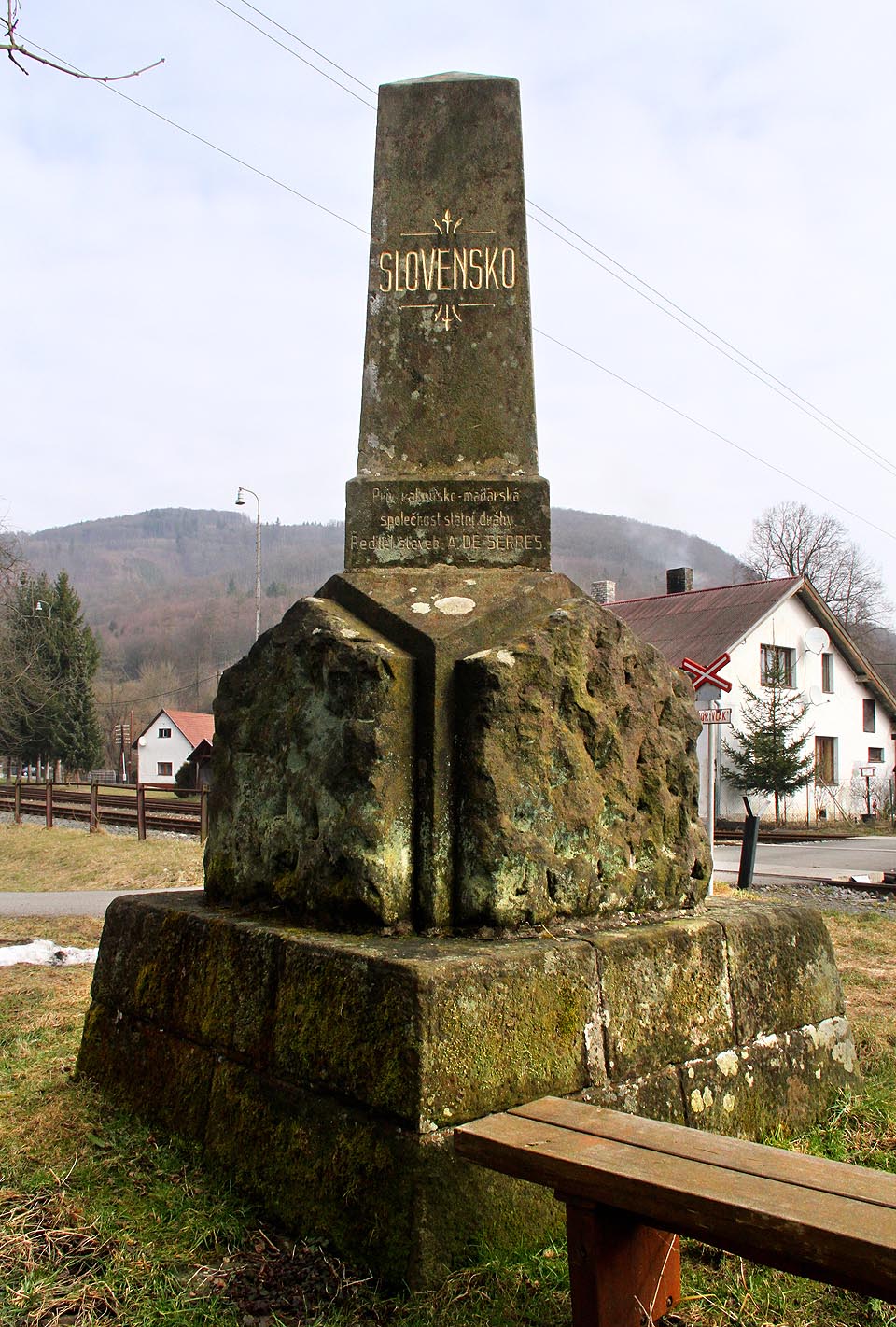 Pomník stavby na spojení Vlárské a Tepelské dráhy ve stanici <a href=/Tema/Vl%C3%A1rsk%C3%BD%20pr%C5%AFsmyk%20%28%C5%BEst%29>Vlárský průsmyk</a>.