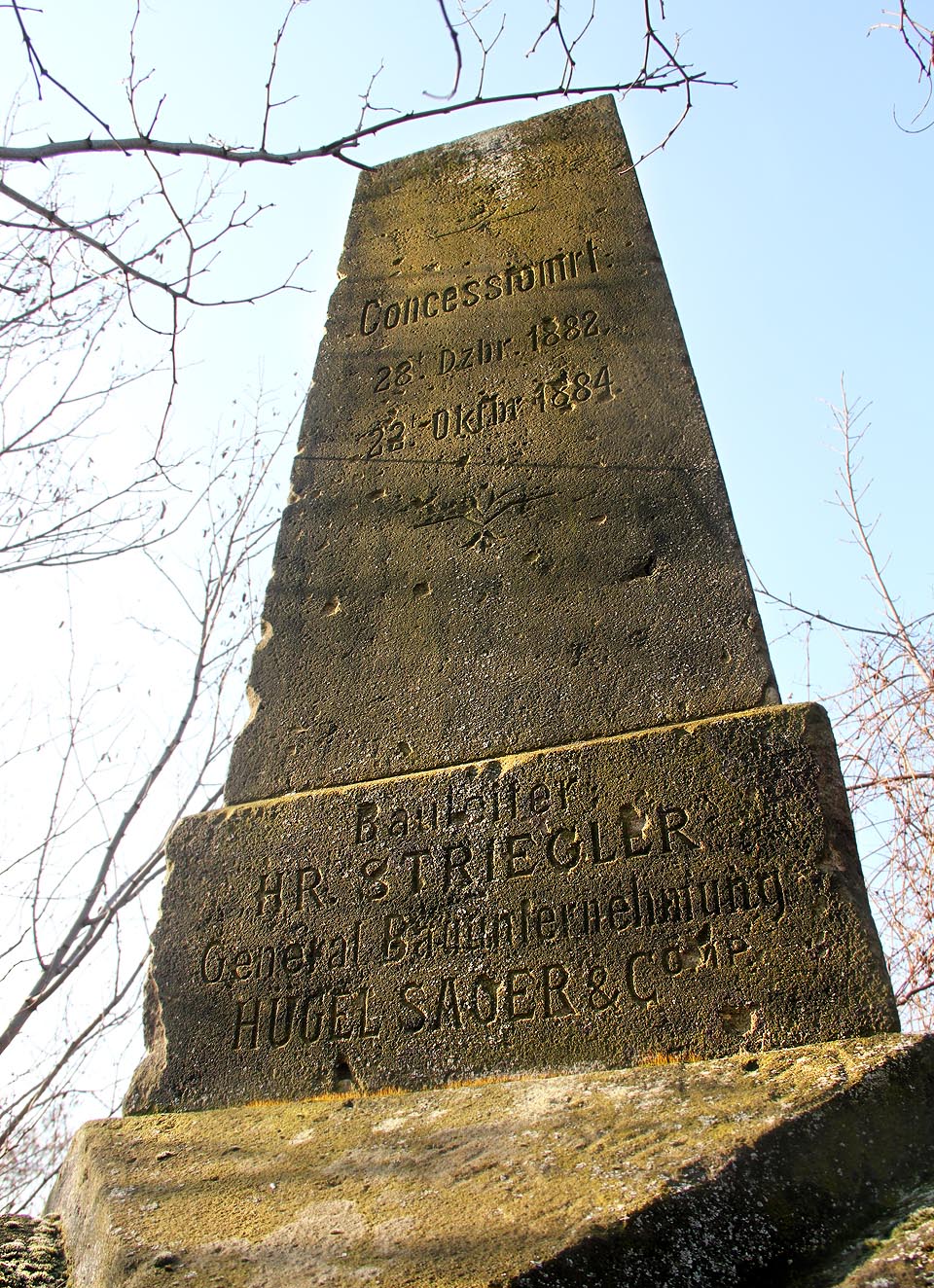 Zapomenutý pomník žel trpí útoky vandalů, kteří se pokouší zničit již tak dost špatně čitelné nápisy o stavbě, která tolik znamenala pro celou jihovýchodní Moravu.