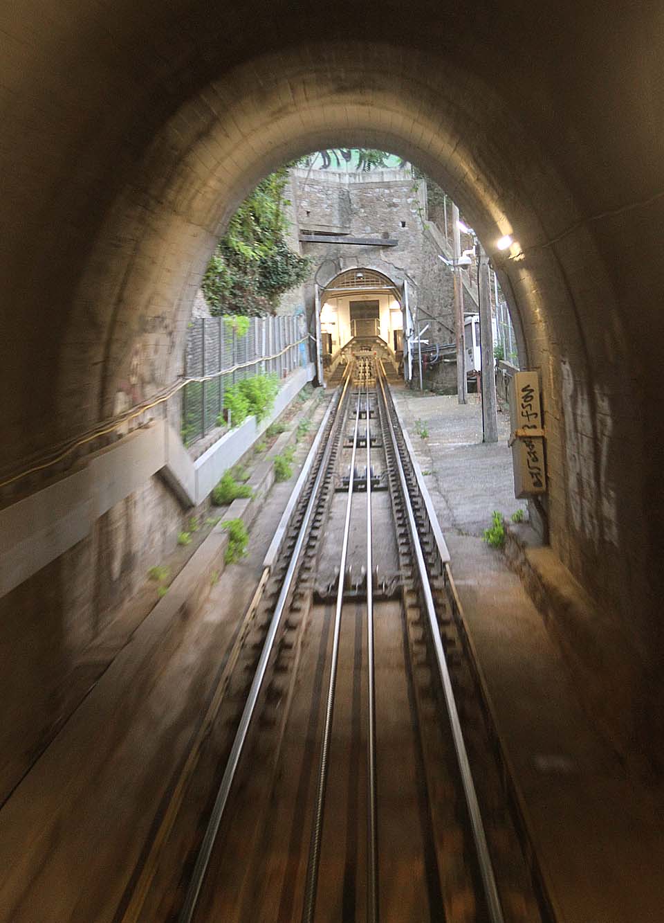 Po třetím úseku v tunelu přichází čtvrtý úsek opět na povrchu, než se vůz definitivně zanoří pod ulici Avinguda de Miramar.