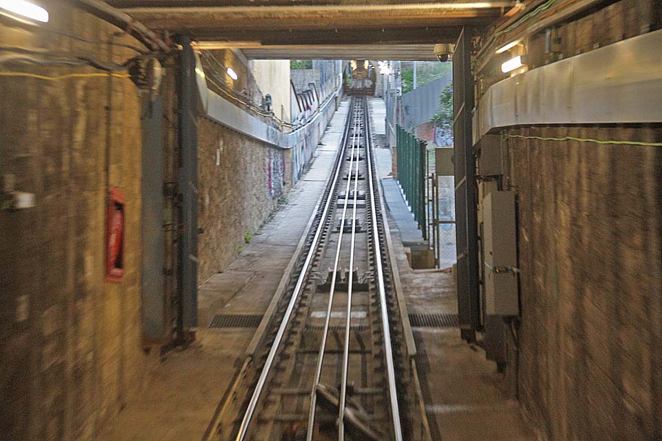 Z podzemí vyjíždí pod městským koupalištěm lanovka na pár metrů na povrch z hloubeného tunelu, aby o pár metrů dále, na místě bývalého lomu, zajela do tunelu raženého.