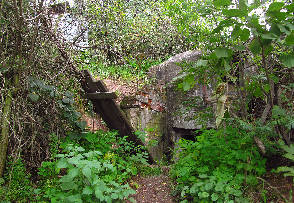 Příchod k pozorovatelně protiletecké ochrany je strmým svahem úbočí lomu na červený kámen a hlínu.