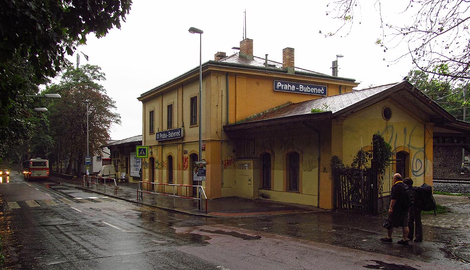 Adresa nádražní budovy v normálním (neželezničním) světě je Goethova 6. Budova stojí bezprostředně u cípu parku Stromovky.