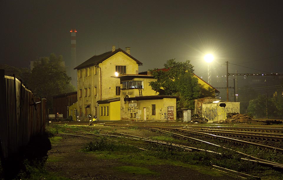 Stavědlo u odjezdové skupiny směrem ke stanici <a href=/Tema/Praha-Dejvice%20%28%C5%BEst%29>Praha Dejvice</a>.