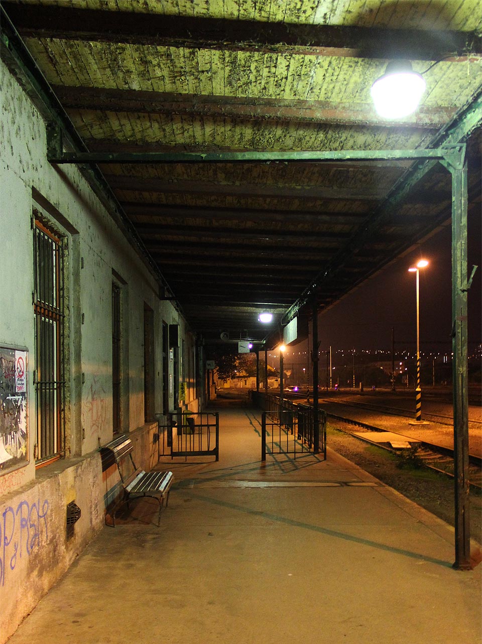 Čekárna a pokladny jsou uzavřeny nadobro, tichá lavička na prvním nástupišti však stále zve k posezení při čekání na vlaky, které zde ještě staví. Čekárna a pokladny jsou uzavřeny nadobro, tichá lavička na prvním nástupišti však stále zve k posezení při čekání na vlaky, které zde ještě staví.