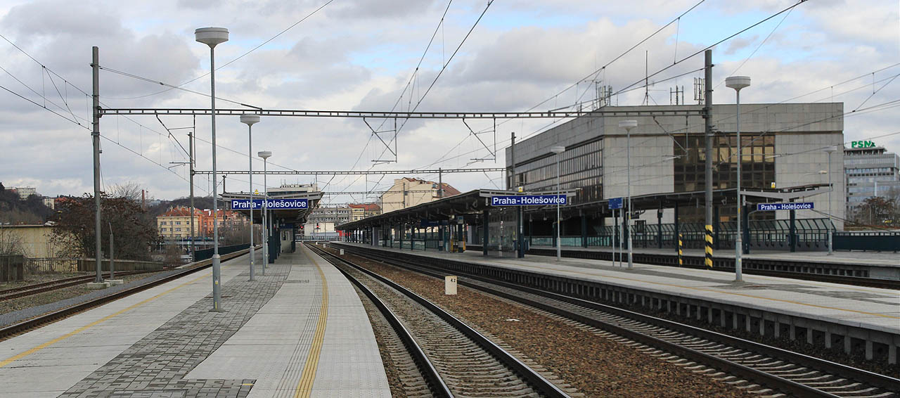 Kvádrová výpravní budova s prosklenými stěnami je typickou ukázkou metropolitní architektury z 80. let 20. stoltí. Autorkou řešení je architektka Magda Peroutková.