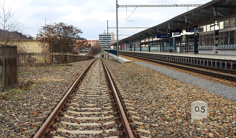 Táhlou šikmou rampou odbočuje ze stanice <a href="/Tema/Vle%C4%8Dka%20Praha-Hole%C5%A1ovice%20-%20p%C5%99%C3%ADstav">vlečka do holešovického přístavu</a>.