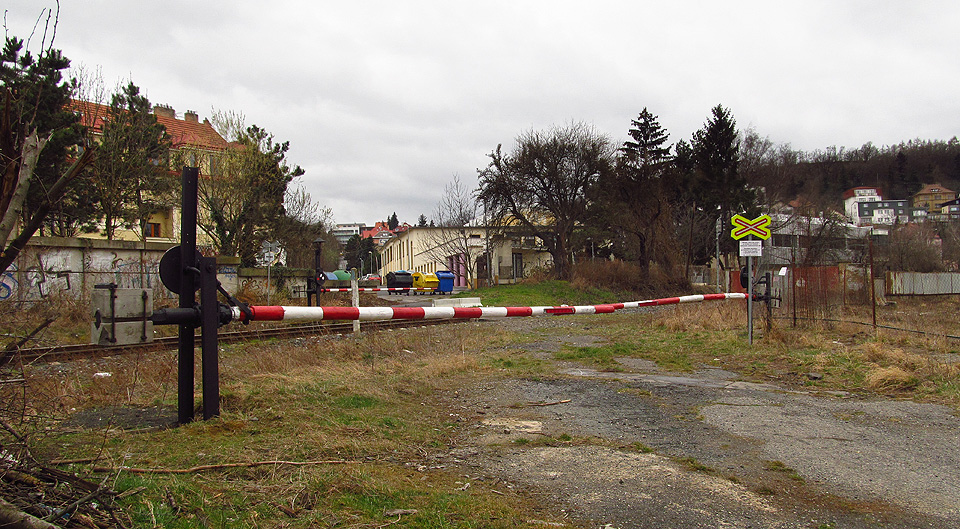 Dřevěné závory na cestě k <a href=/tema/Waltrovka>Waltrovce</a>, před kterými vedla <a href=/tema/Praha Jinonice - strojírna I>vlečka do strojírny</a>, se v roce 2014 otevíraly ručně a pouze na vyžádání.