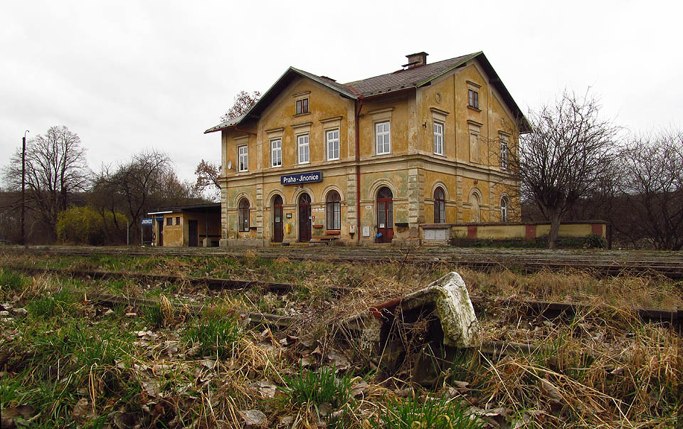 Výkolejka na <a href=/tema/Praha-Jinonice&nbsp;-&nbsp;cihelna>vlečce do cihelny</a> postupně splývá s přírodou.